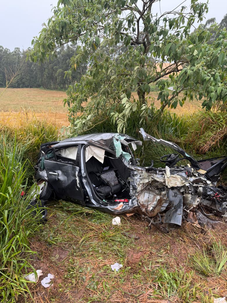 Carreta e carro batem de frente na BR-158, em Cunha Porã; jovem fica gravemente ferido