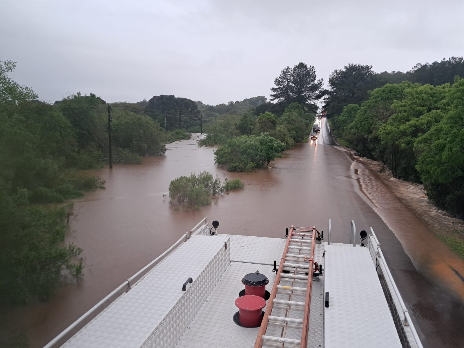 Rio Bicudo transborda, interdita rodovia e coloca captação de água em alerta em Campo Erê