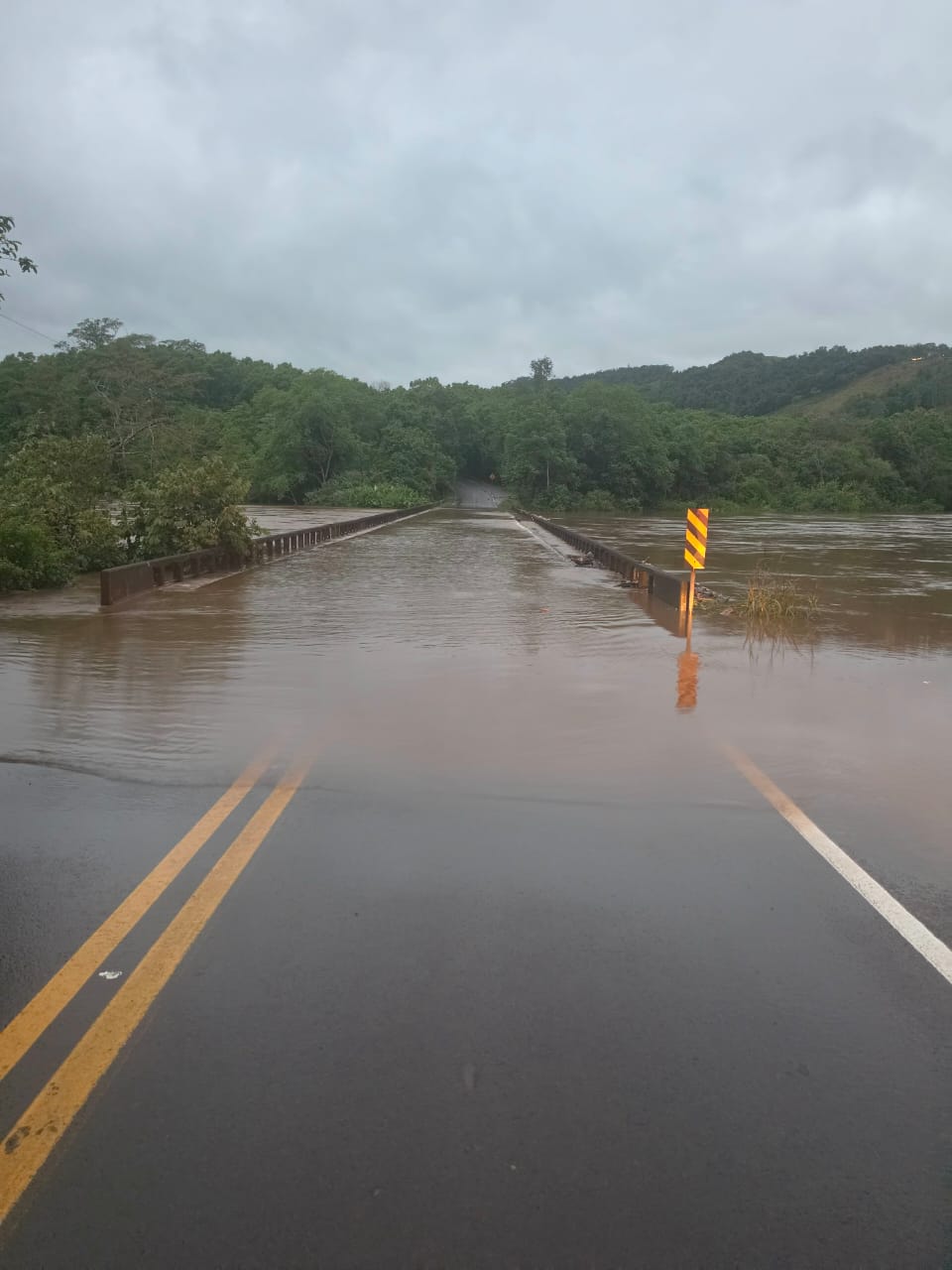 Liberada - Ponte sobre o Rio Sargento, na SC-161, que estavasubmersa entre Flor do Sertão e Romelândia esta liberada
