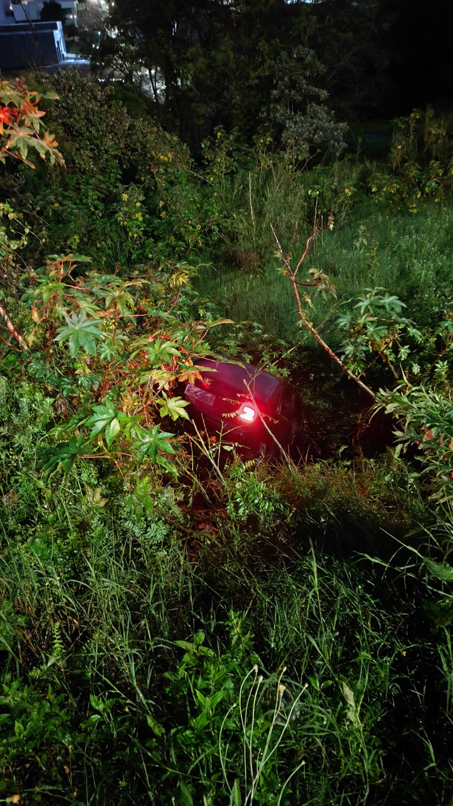 Motorista com sinais de embriaguez sai da pista e cai em ribanceira em Chapecó