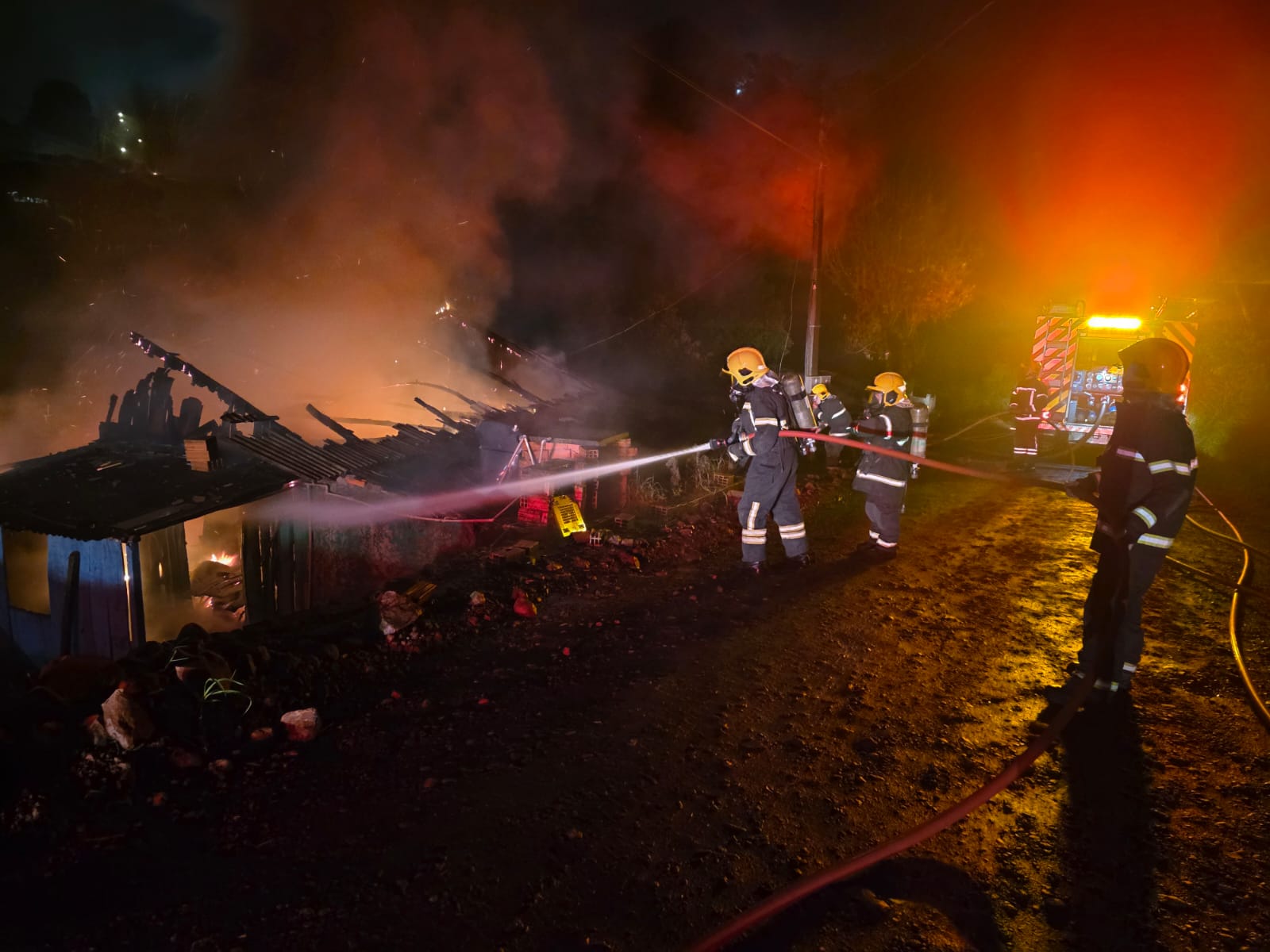 Casa de madeira é destruída por incêndio em Quilombo