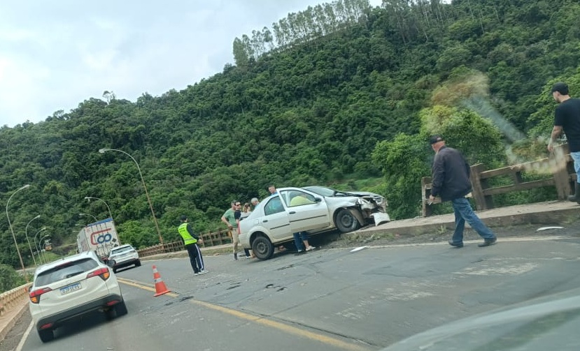 Veículo fica dependurado sobre mureta de ponte na BR-282 entre Nova Erechim e Nova Itaberaba