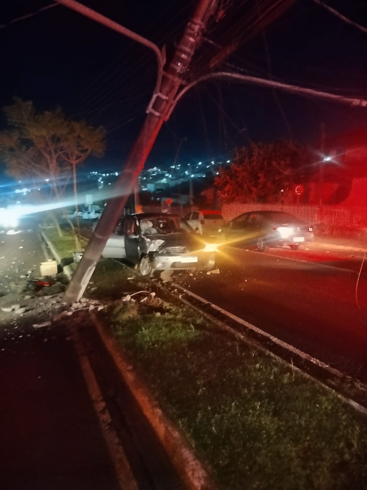 Motorista tenta atropelar policial durante abordagem e bate contra poste em São Lourenço do Oeste