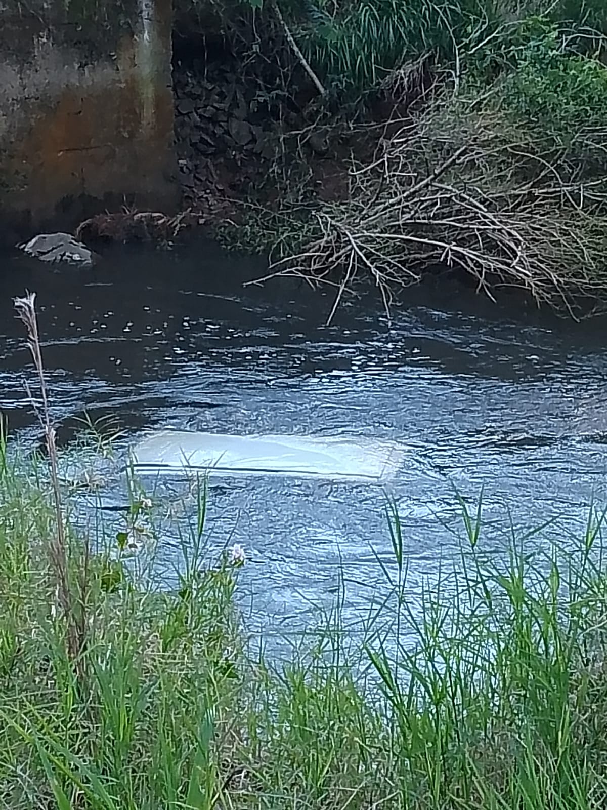 Urgente – veiculo submerso no rio Sargento é localizado na divisa de Campo Erê com Santa Terezinha do Progresso.