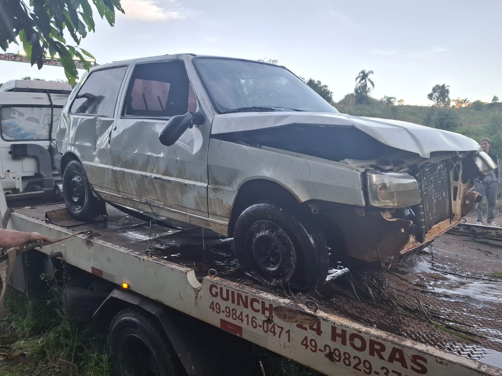 Veículo que caiu no rio Sargento é resgatado no interior de Campo Erê