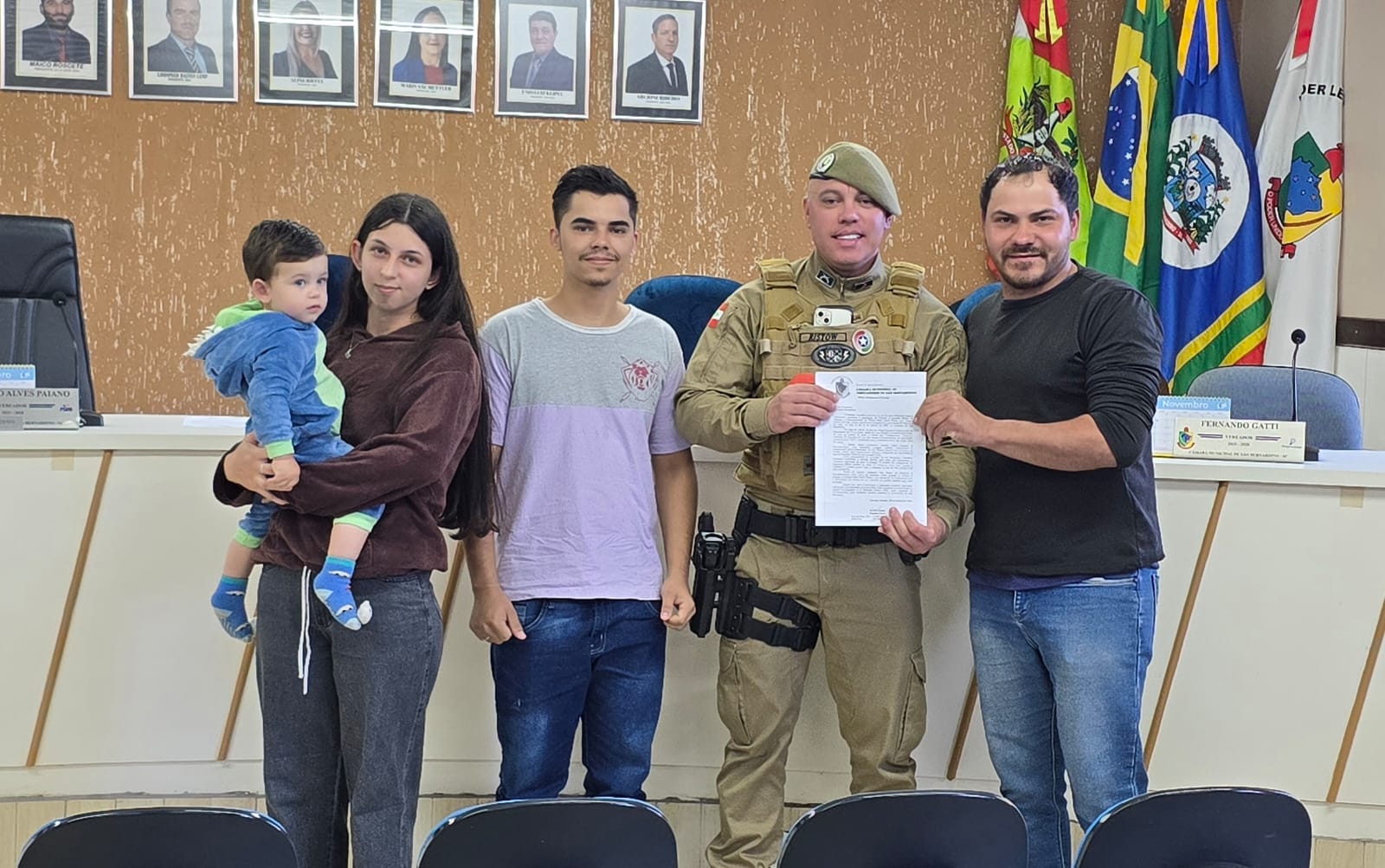 Policial que salvou criança engasgada em São Bernardino é homenageado pela Câmara de Vereadores