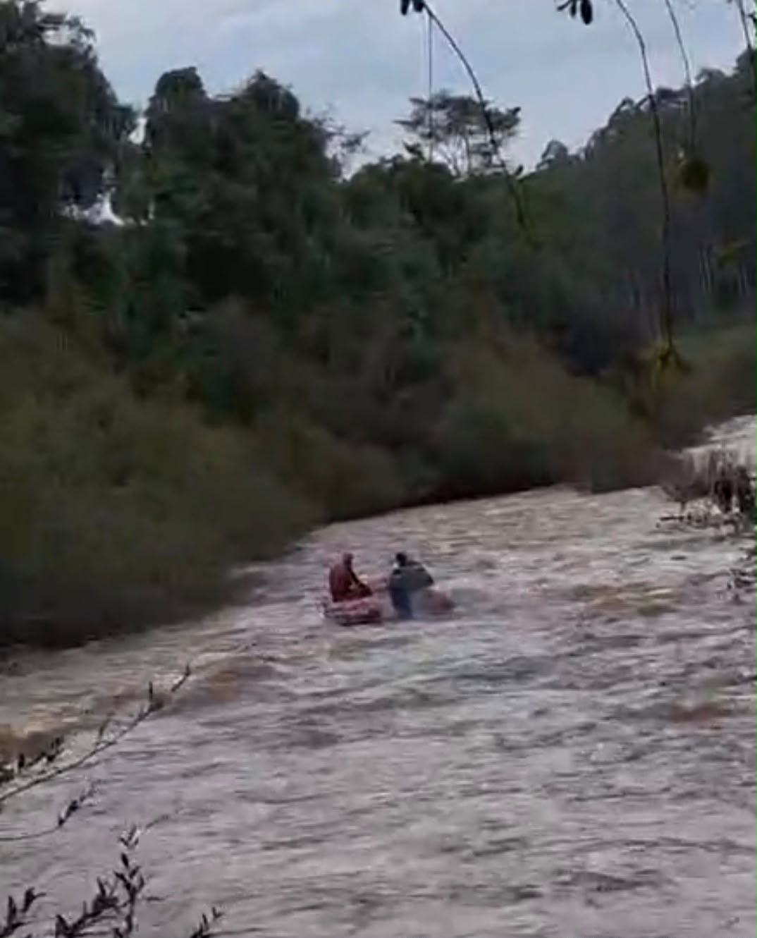 Barco vira no Rio Burro Branco e duas pessoas são resgatadas pelos Bombeiros em Pinhalzinho
