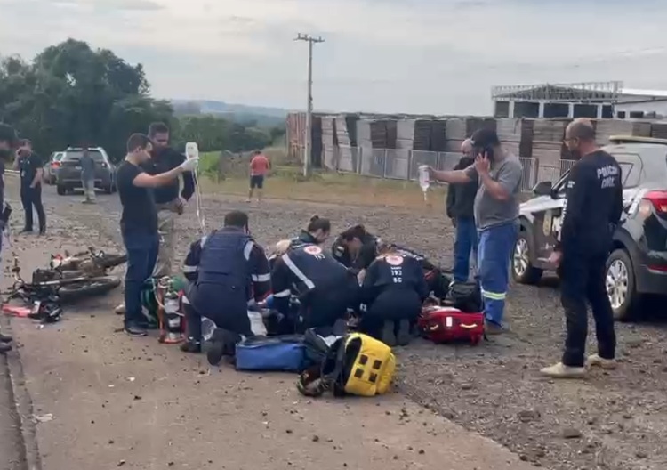 Motociclista fica gravemente ferido em acidente com caminhão na BR-282